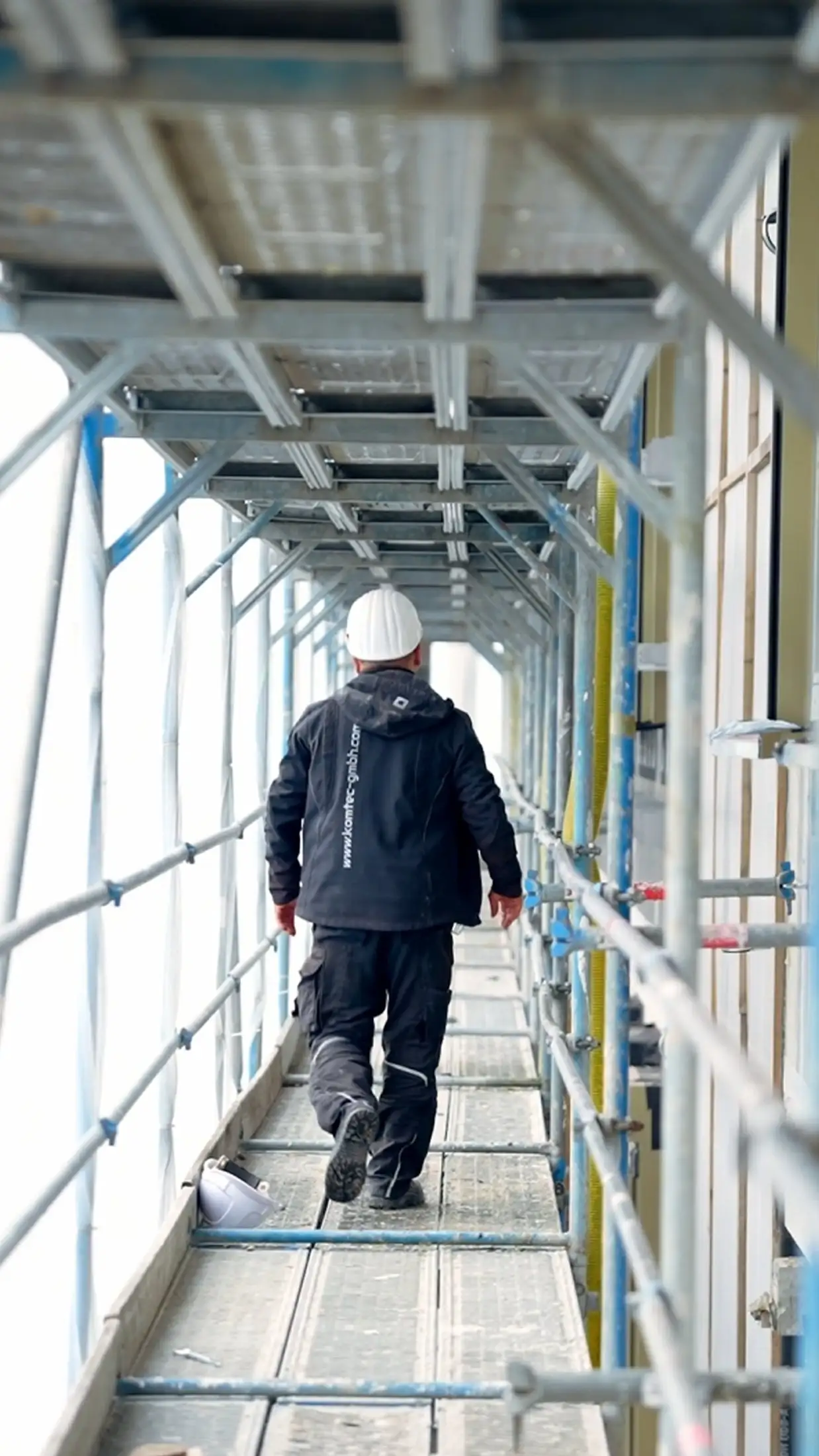 Dreharbeiten in einem hellen Industriegebäude