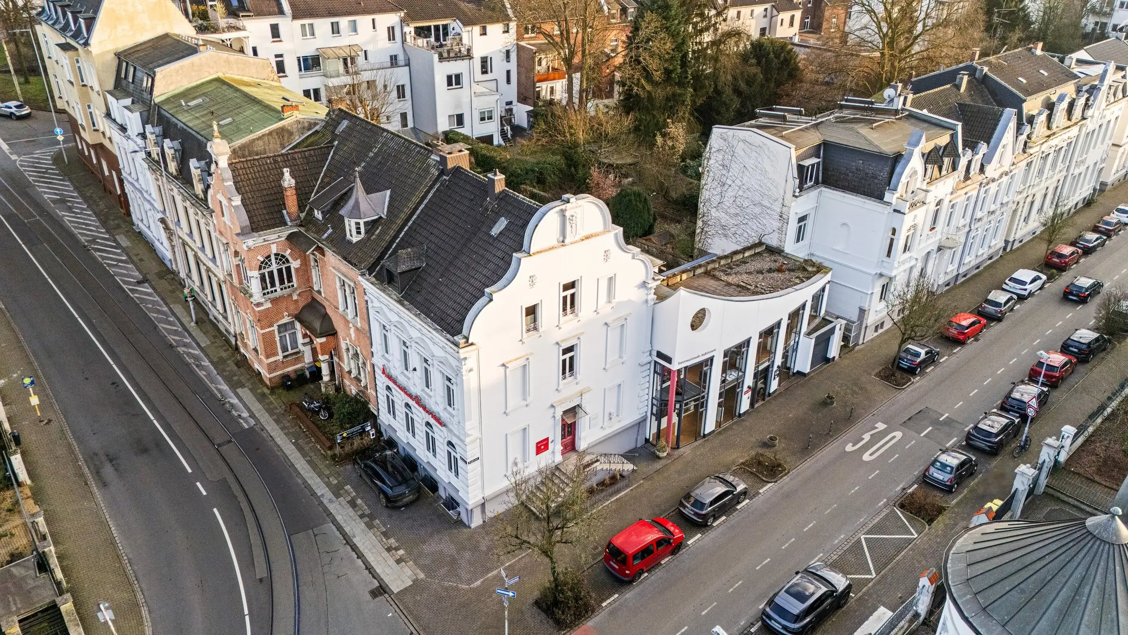 Luftaufnahme einer Straße mit Altbauten im Rheinland