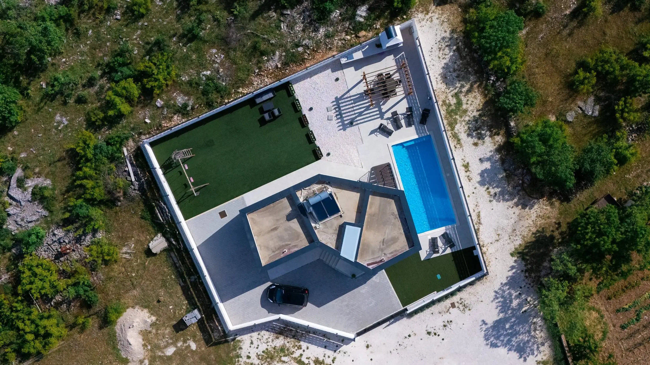 Drohnenaufnahme einer Villa mit Pool aus der Vogelperspektive
