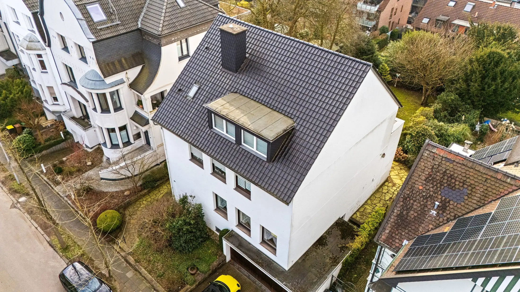 Drohnenaufnahme eines Einfamilienhauses in einer Wohnsiedlung