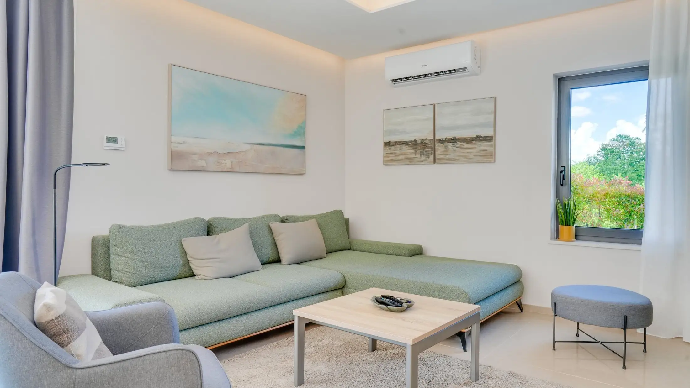 Helles Wohnzimmer mit Sofa und Tageslicht, aufgenommen für ein Immobilien-Exposé