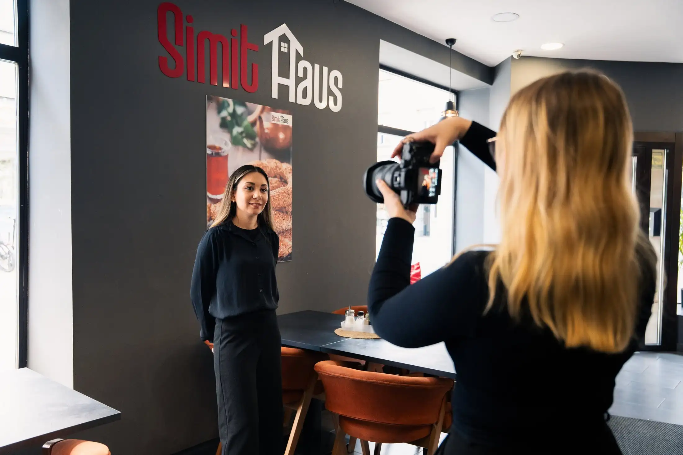 Kamerafrau filmt ein Interview bei einer Imagefilm-Produktion von LBR Productions
