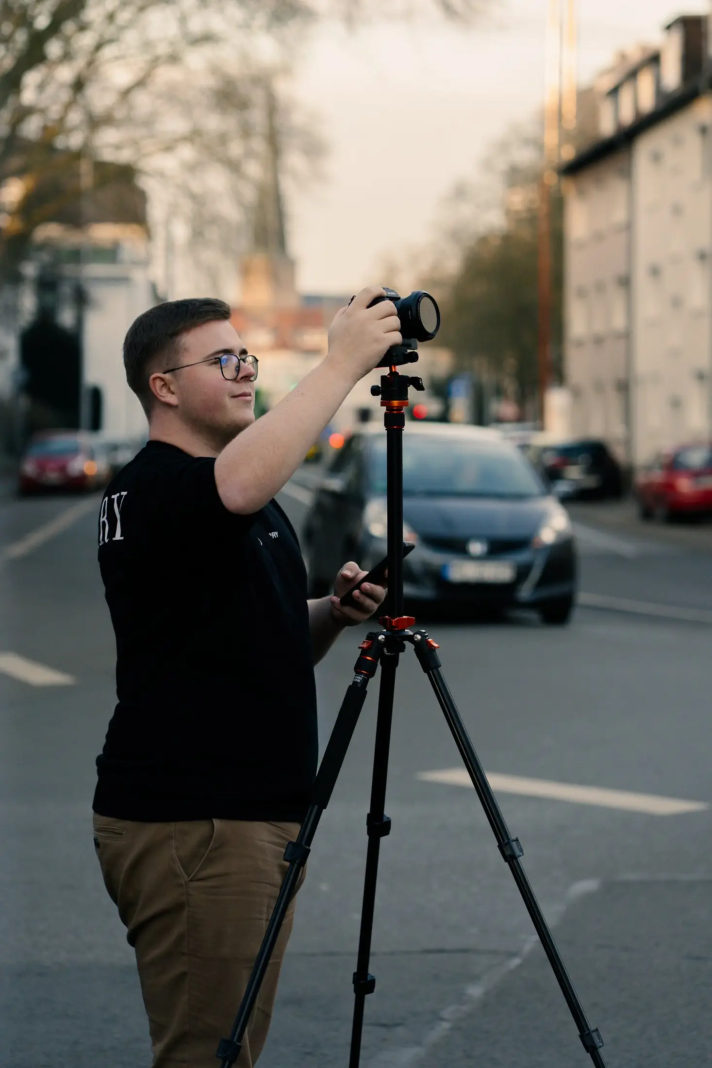 Videograf von LBR Productions mit Kamera auf dem Stativ bei einem Dreh im Freien