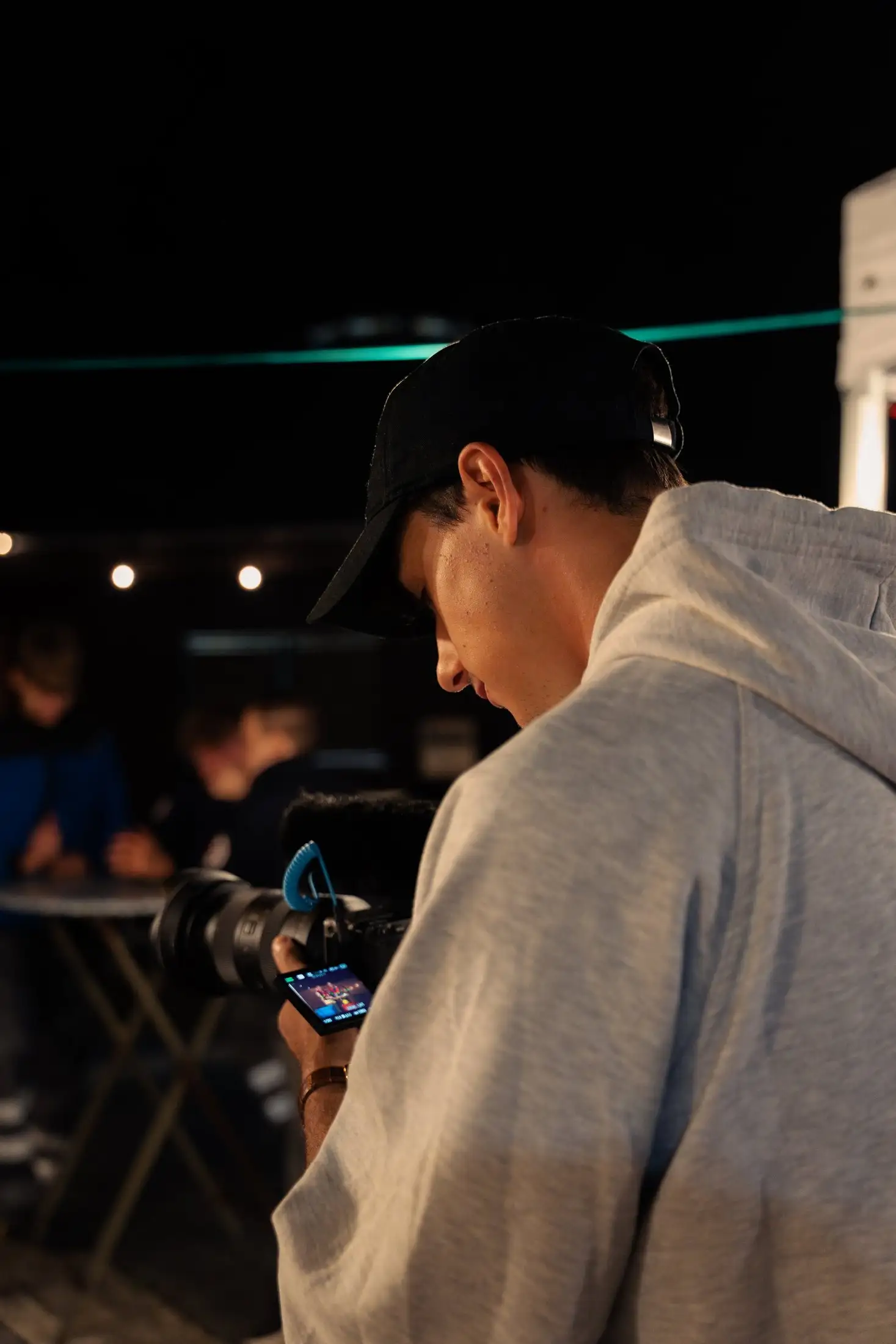 Videograf von LBR Productions mit Kamera bei einer Abendveranstaltung