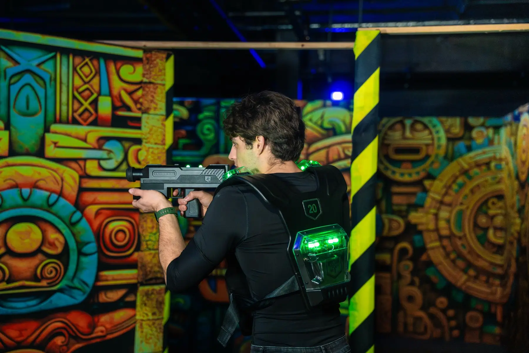 Lasertag-Spieler mit leuchtenden Westen — Szene aus einer Funderground-Produktion