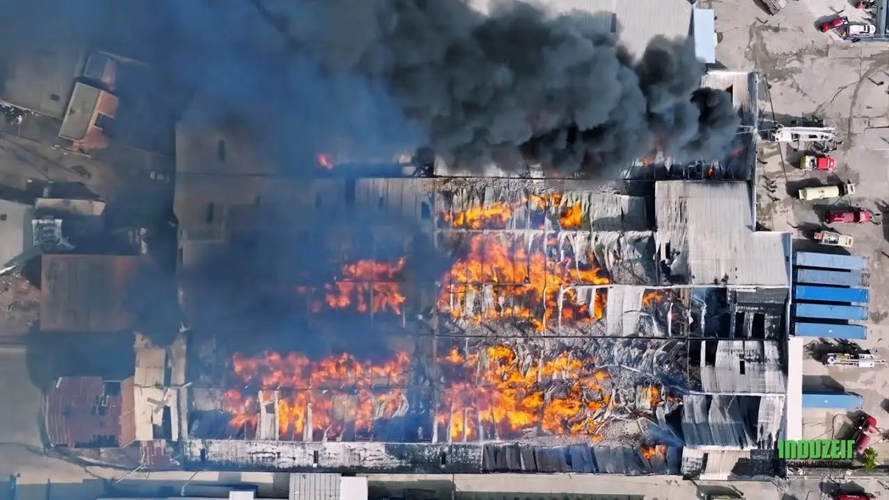Drohnenaufnahme aus dem Induzeit-Imagefilm: Großbrand auf einem Industriegelände aus der Luft